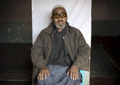 Wary Afghans register to vote