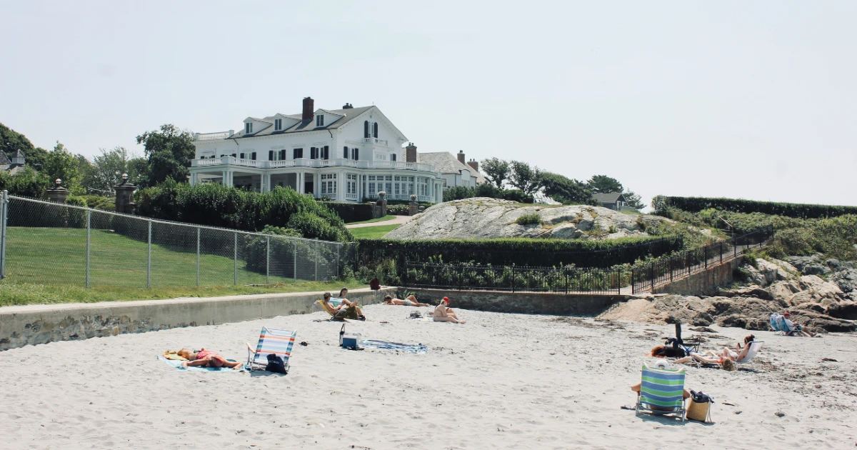 A house in front of a beach in Rhode Island