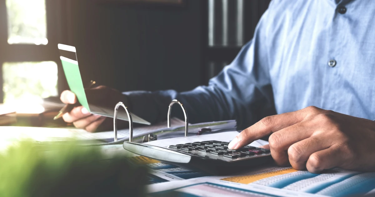 A man calculates his capital gains tax