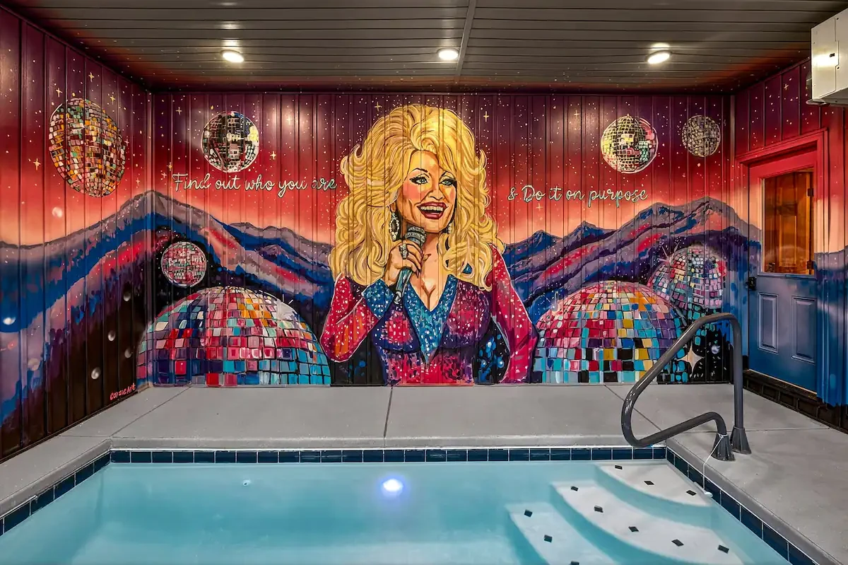 Dolly's Mountain Disco Airbnb in Sevierville, T