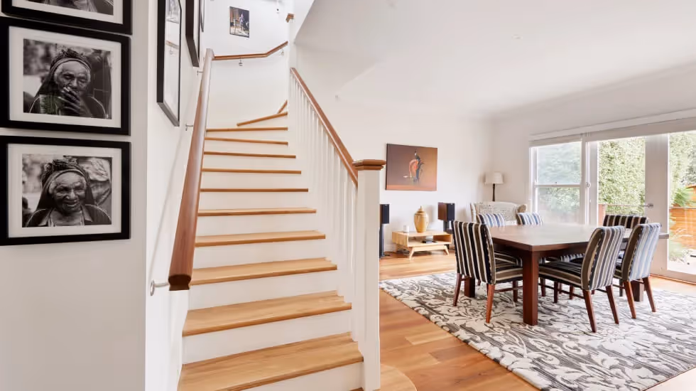 Internal curving staircase