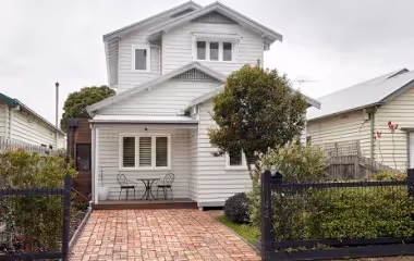 Single storey house with a second storey extension