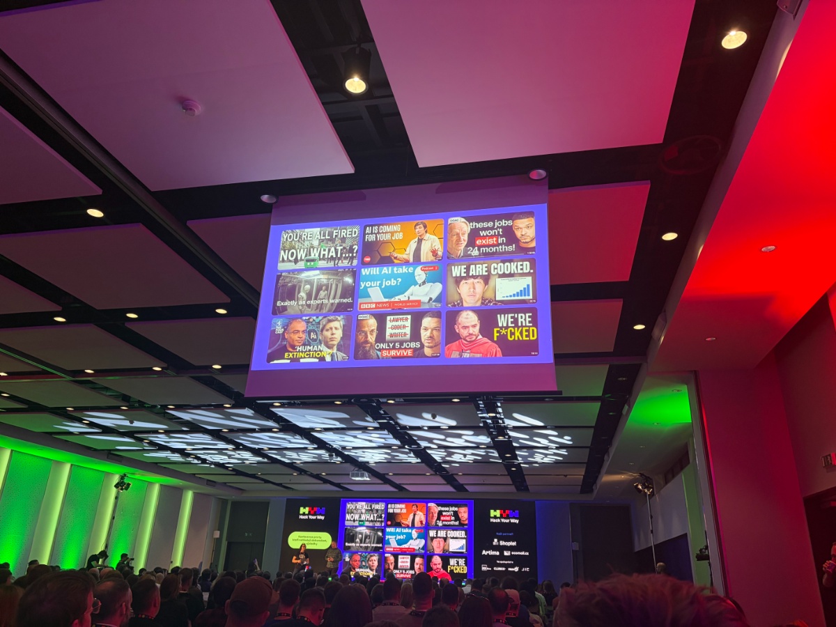 Úvod včerejší konference Hack Your Way. Naštěstí tam nikdo AIčkem nestrašil.