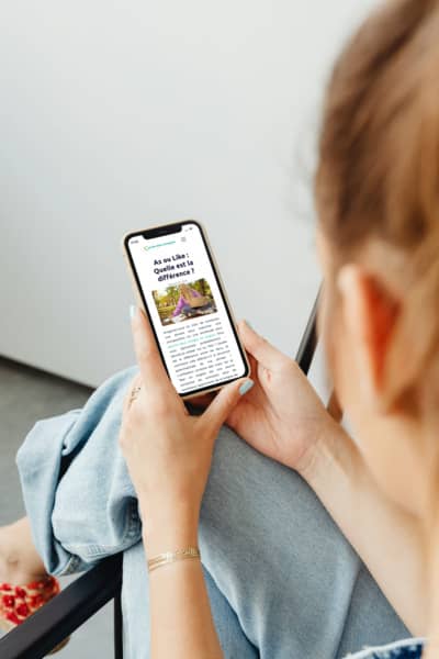 Photo d'une femme lisant un article du Cercle des Langues sur son téléphone