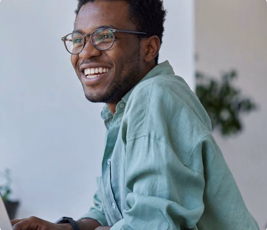 Homme souriant travaillant sur un ordinateur portable
