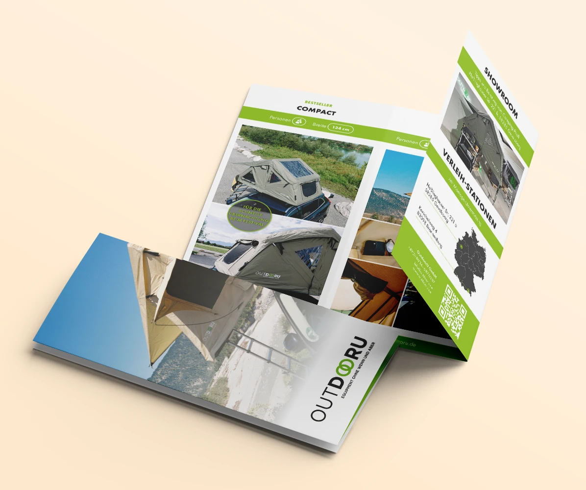Broschüre für Outdoor-Campingausrüstung mit einem Dachzelt auf einem Fahrzeug, malerischen Außenansichten und Kontaktinformationen. Grün-weißes Farbschema.