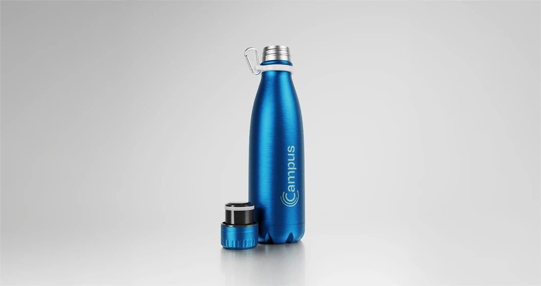 Blaue Thermoflasche mit Campus-Logo und abgenommenem Deckel auf hellem Hintergrund