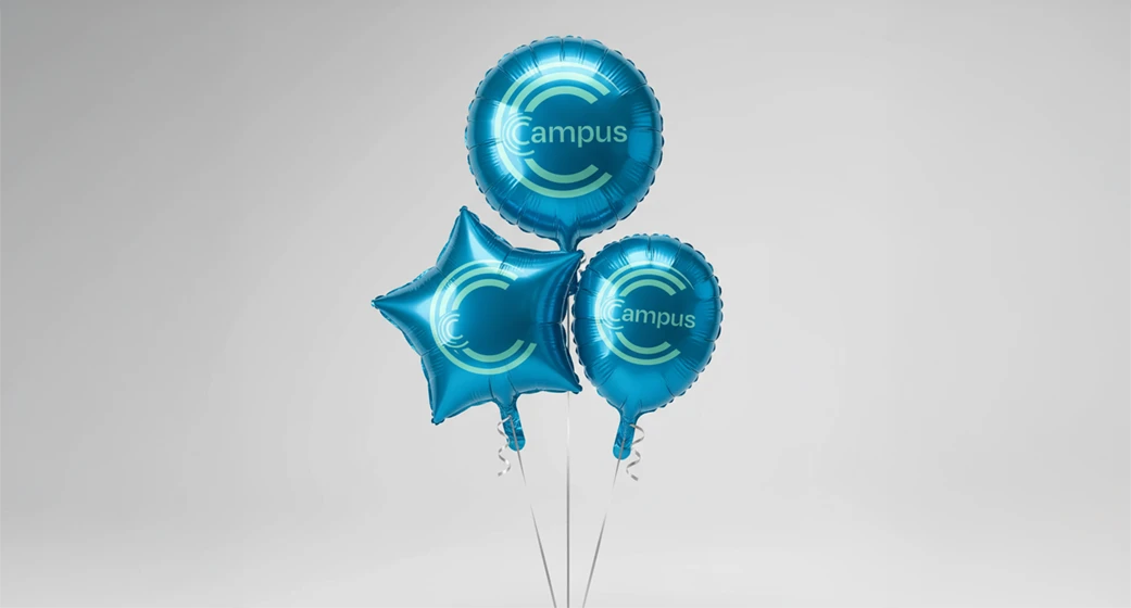 3 blaue Luftballons im Campusdesign
