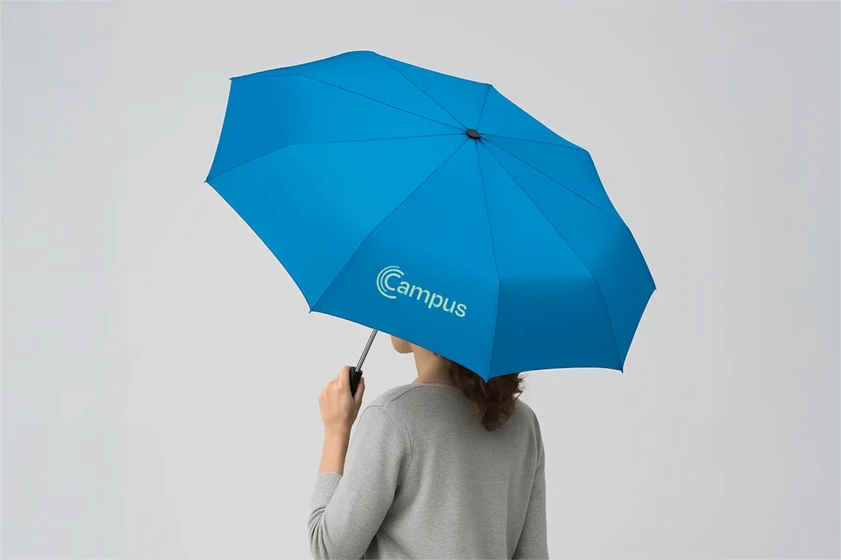 Frau, die einen Schirm hält. Blauer Schirm mit individuellem Logo aufgedruckt