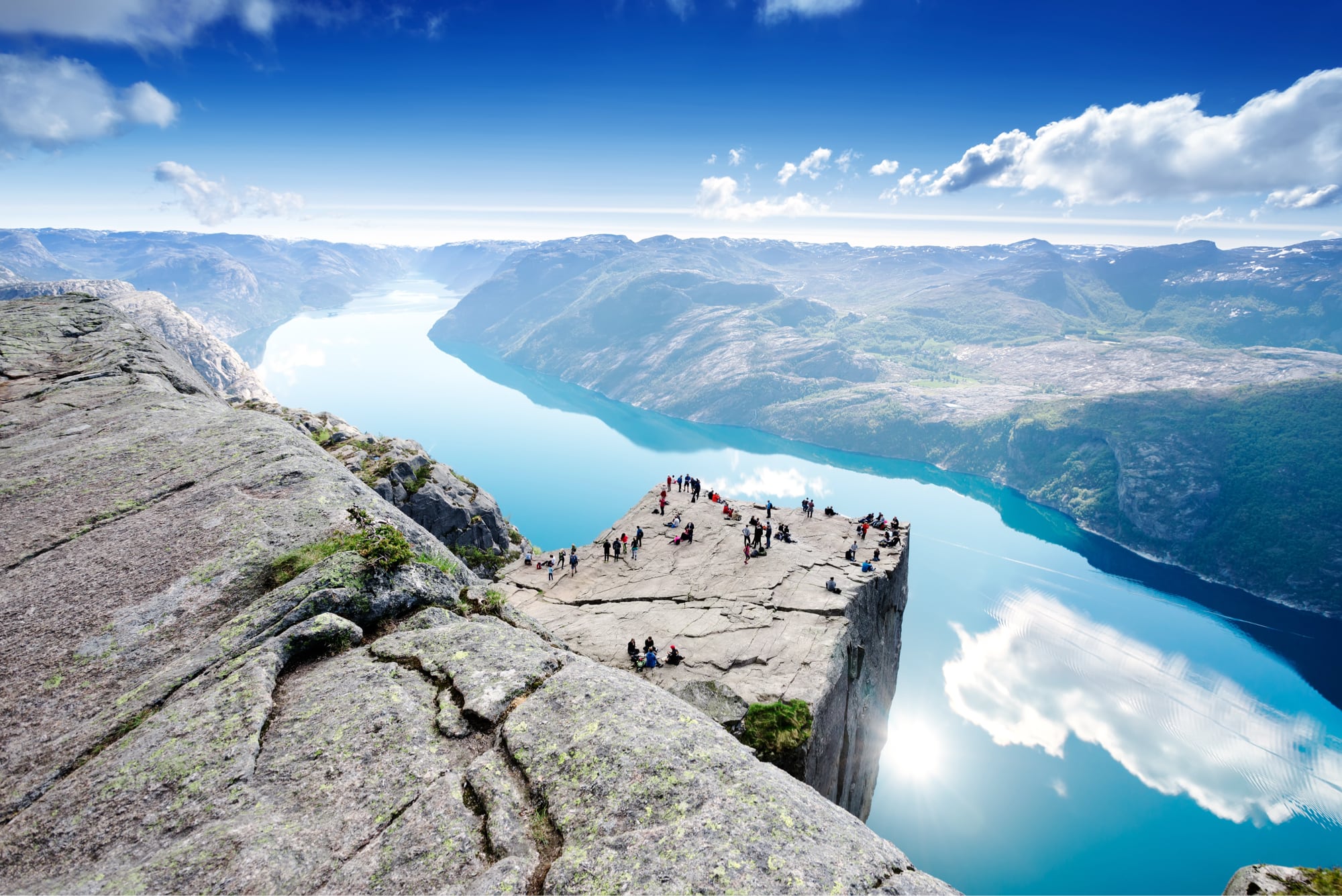 Preikestolen med utsikt over Lysefjorden – ikonisk norsk natur og fellesskapsfølelse i høyden.