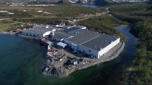 Lerøy Laksefjord sitt produksjonsbygg i Finmark plassert i flotte omgivelser med fjell og vann rundt
