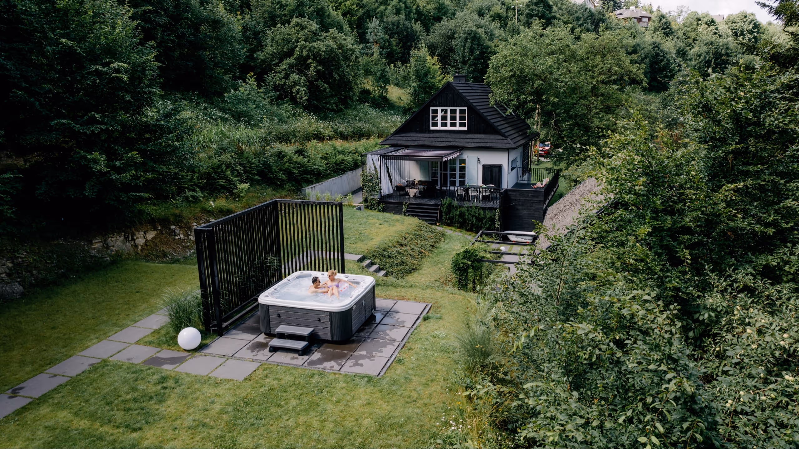 Chata Patykowo - domek i balia z gorącą wodą wśród zieleni