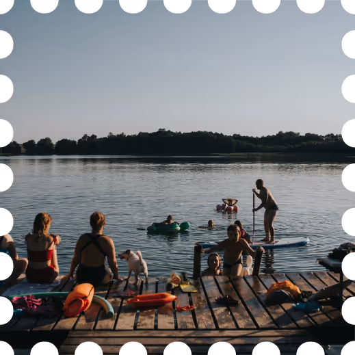 Zespół Slowhopa w letni dzień na pomoście nad jeziorem