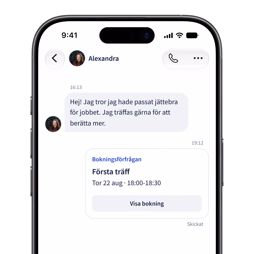 Mobilskärm med en chattkonversation mellan Alexandra och en annan person där Alexandra skriver att hon tror att hon passar bra för jobbet och gärna vill träffas för att berätta mer. Ett bokningsförslag visas för ett första möte torsdag 22 augusti kl.18:00-18:30.
