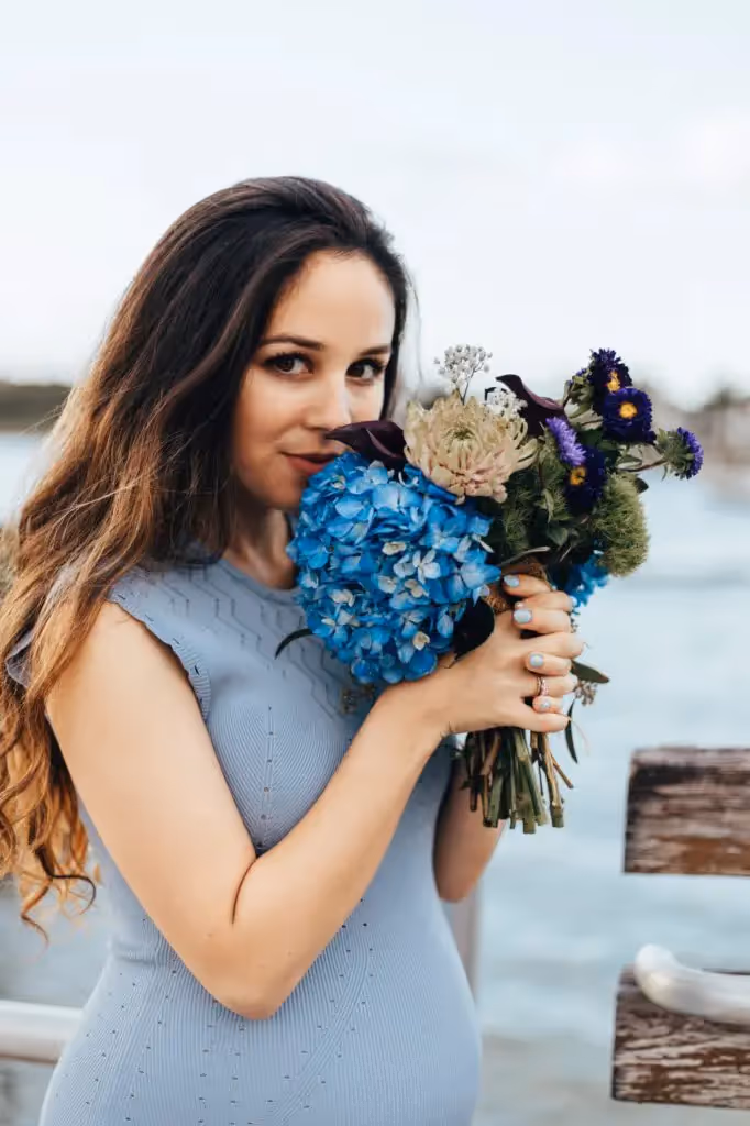 Kvinna som håller upp blommor