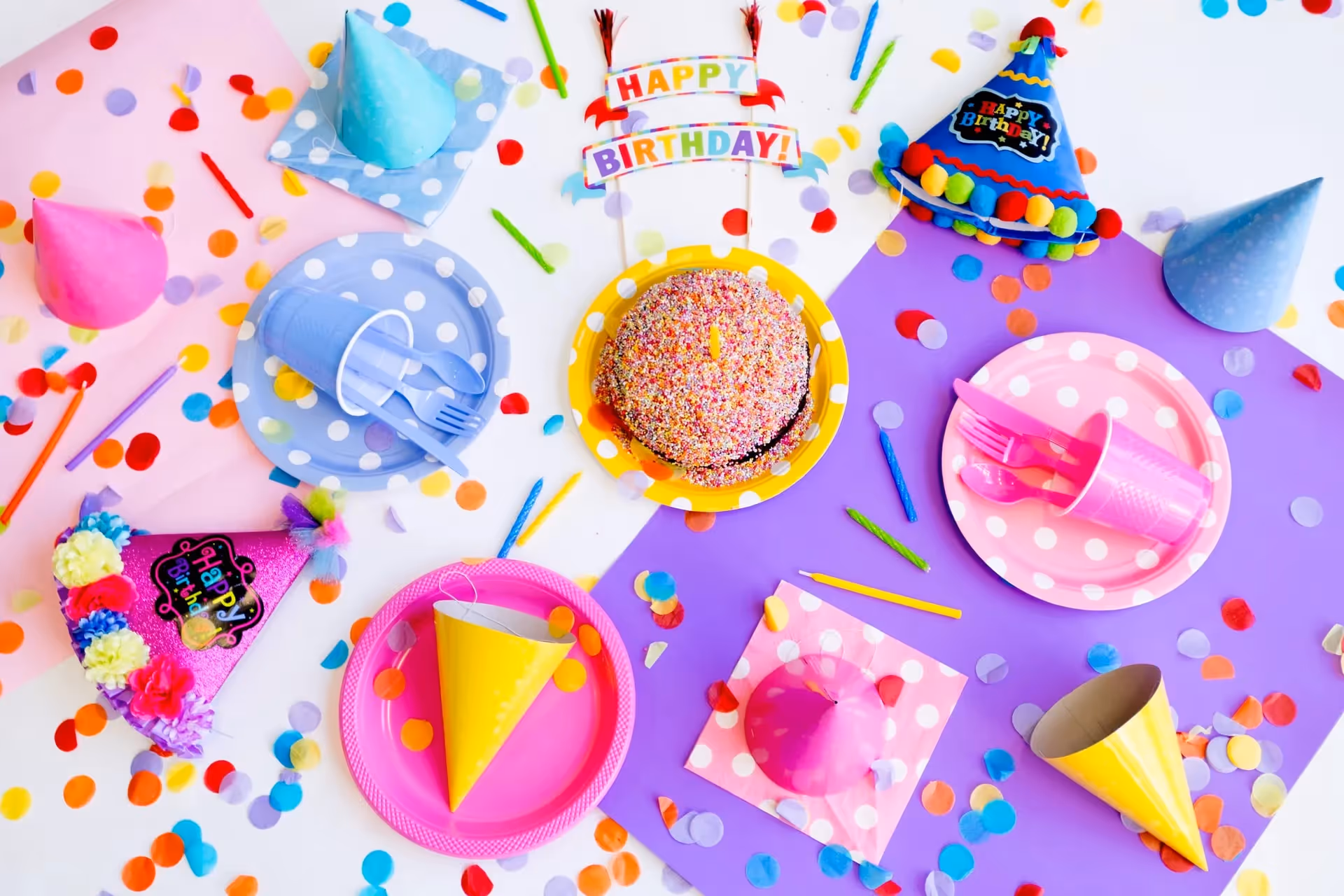 Barnkalas - dekorationer|Lekande barn - kalas|Festdekorationer|Tjej med hörlurar - lekar till fest||5-kampslekar|Partyhattar|Lekar till barnkalas|5-kampslekar - ballonger|Barnkalas - dekorationer|Springande flicka|Festdekoration|Dragkamp||Pojke som springer