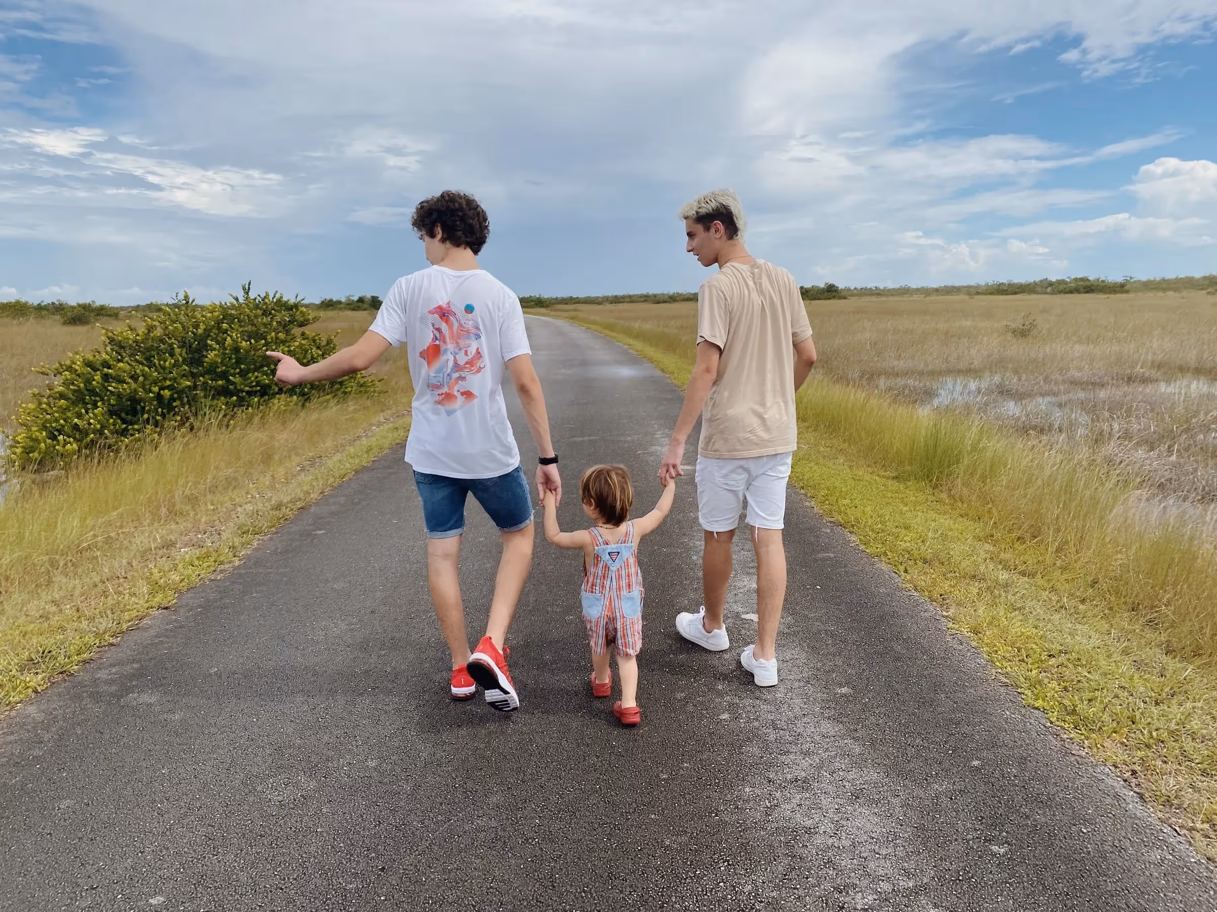 När börjar barn gå? Två herrar ute och går med sin dotter||När får barn tänder? stor fråga med varierande svar|||Två föräldrar hjälper sitt barn ta några steg på stranden