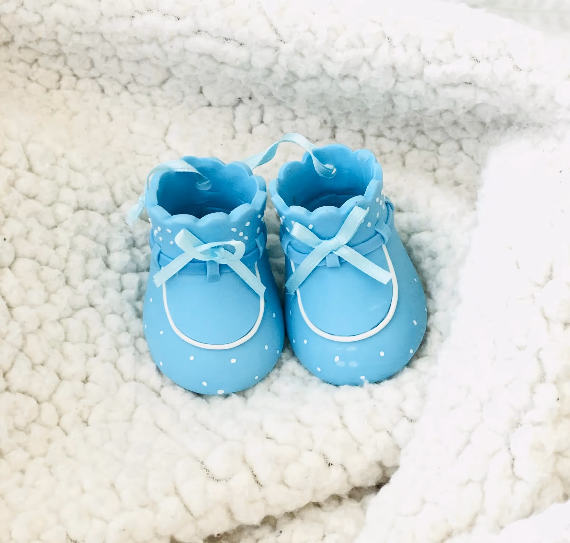 Ett par gulliga skor givna som en babyshower present