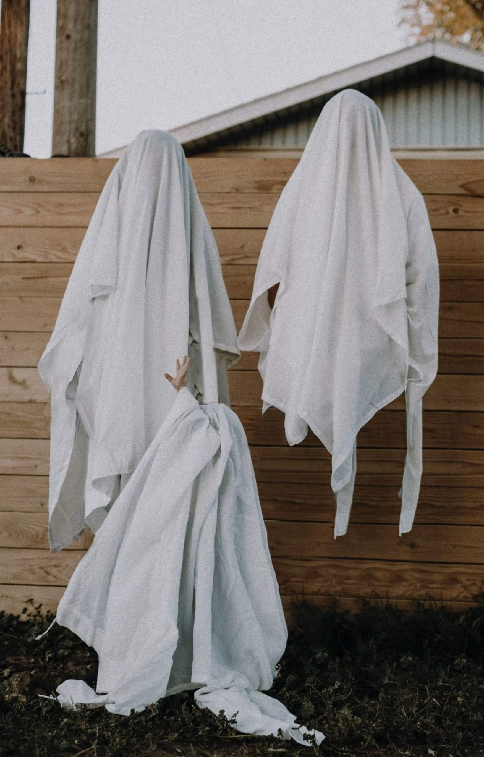 some children in their housecoats sleepwalking|att gå i sömnen är vanligt för barn, men vad händer om det fortsätter?