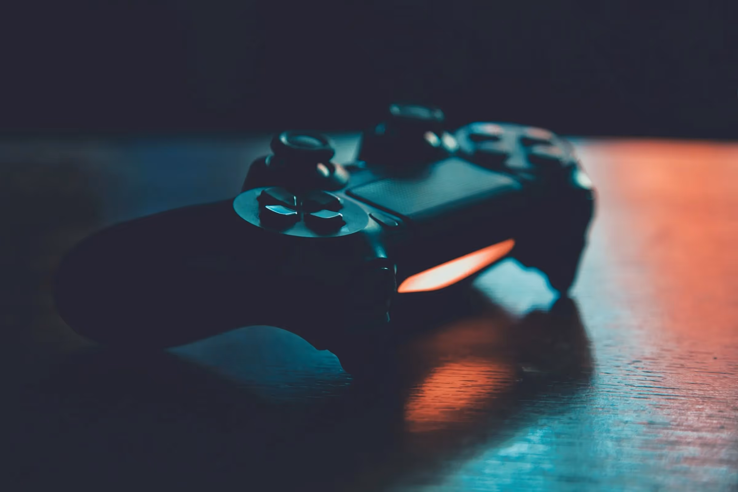 En ps4 kontroll som används av ett barn för att spela krigsspel|ett barn som spelar ett krigsspel||Ett barn som spelar på en switch