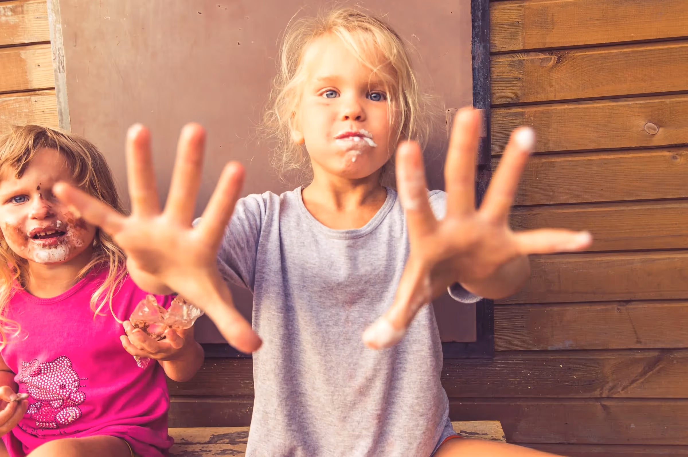Trots är ett föräldraproblem i många åldrar men 6 års trots är välkänt som den jobbigaste|En 6 år gammal pojke som trotsar sin mor