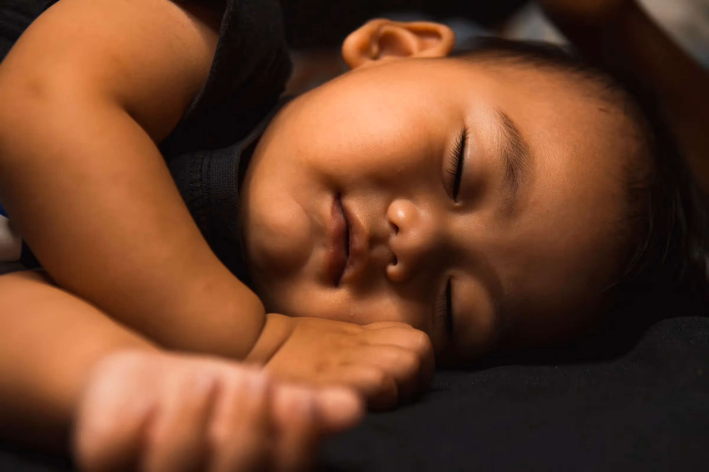 när slutar barn sova på dagen? långt ifrån spädbarnsålder, men det minskas övertid|ett barn som sover på dagen i en hänggunga