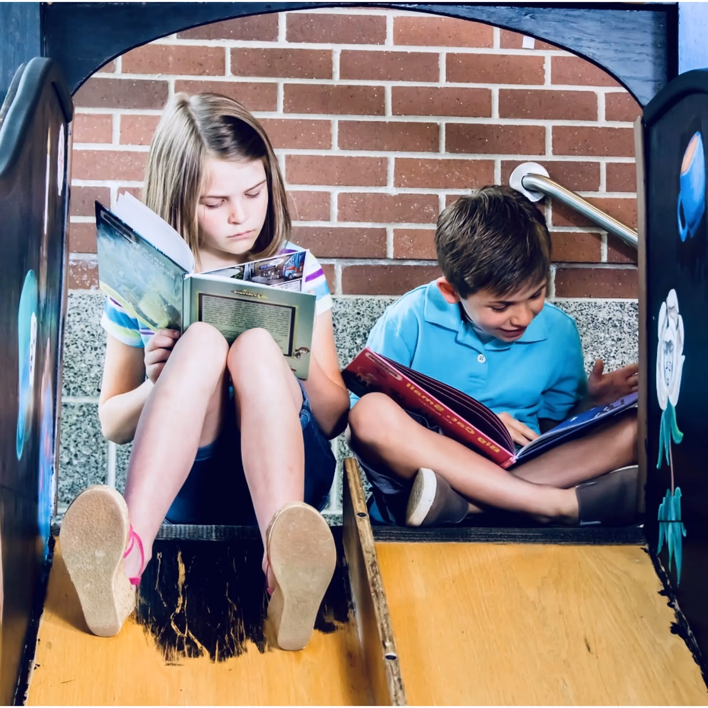 Lära barn läsa och skriva är nog en av de mest meningsfulla grejerna man kan göra!|Barn som lär sig läsa och skriva ordentligt har det enklare i skolan|Ibland kan det behövas mycket hjälp utanför skolan för att lära barn läsa och skriva|När barnet börjar få grepp på skrivandet kan det vara en bra idé att uppmuntra till att barnet skriver egna historier.