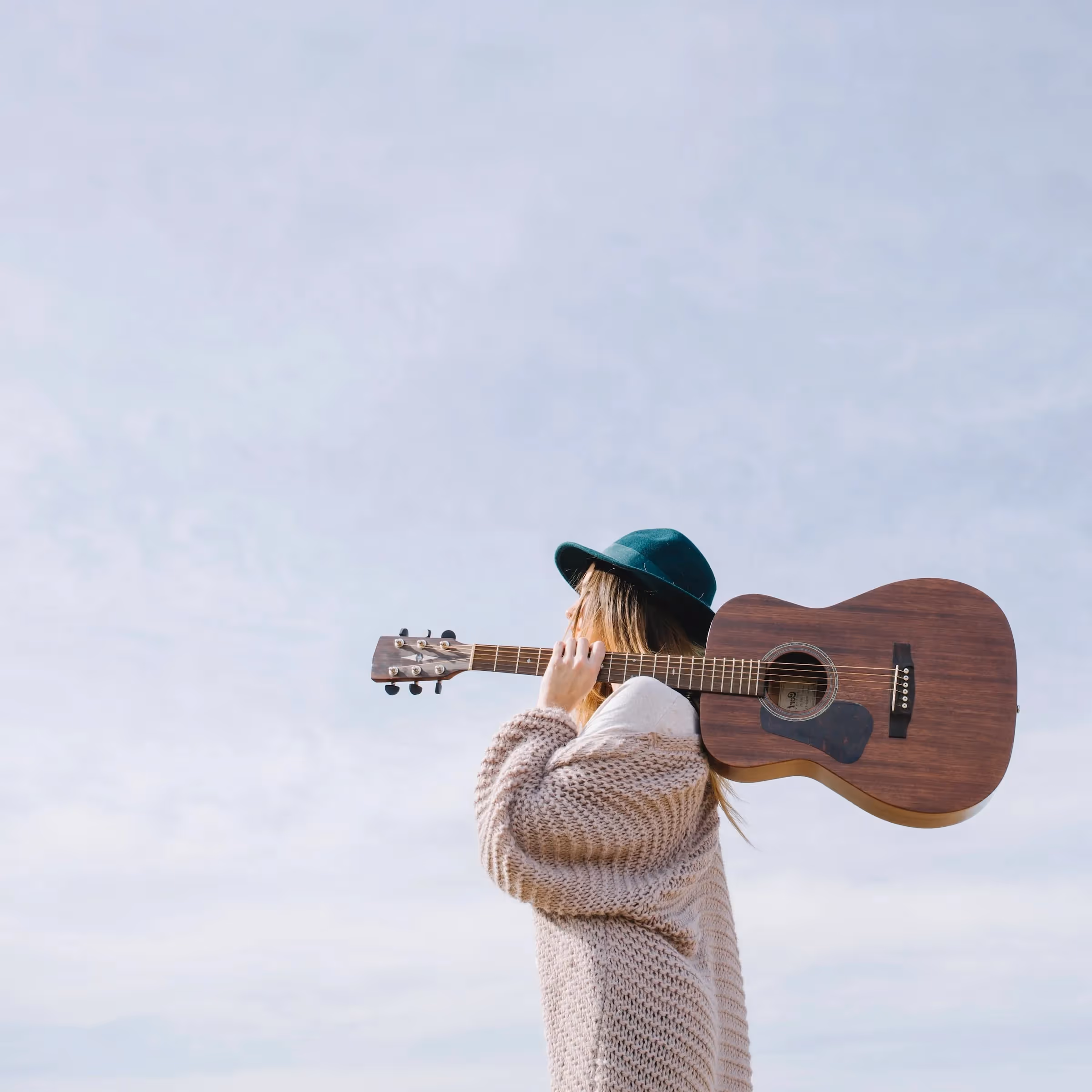 Börjar gitarren hemma på väggen låta lite underligt? Kika här på hur man stämmer en gitarr!