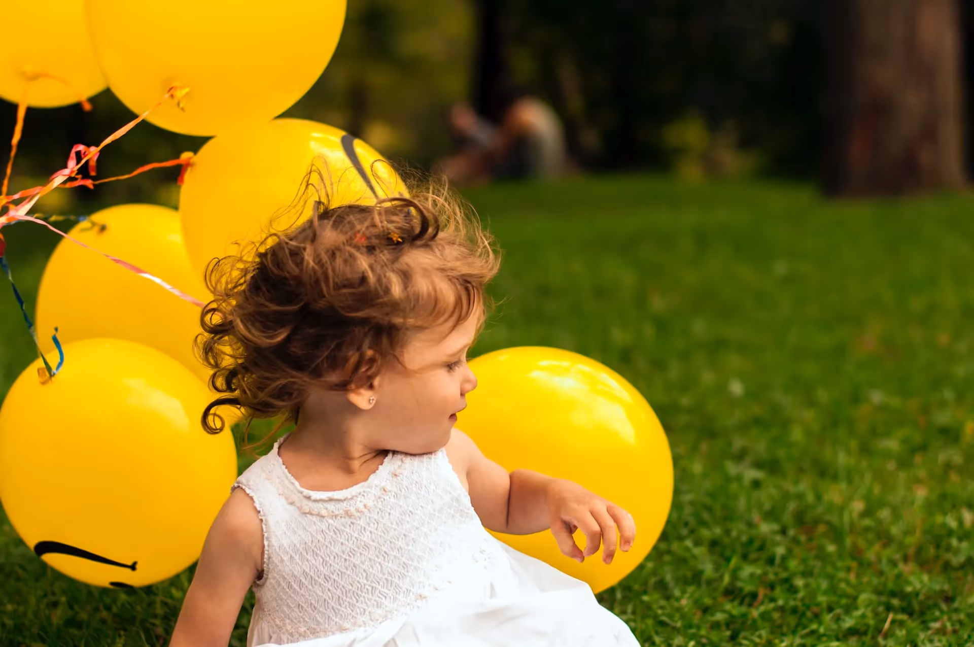 Flicka med ballonger - autism hos barn