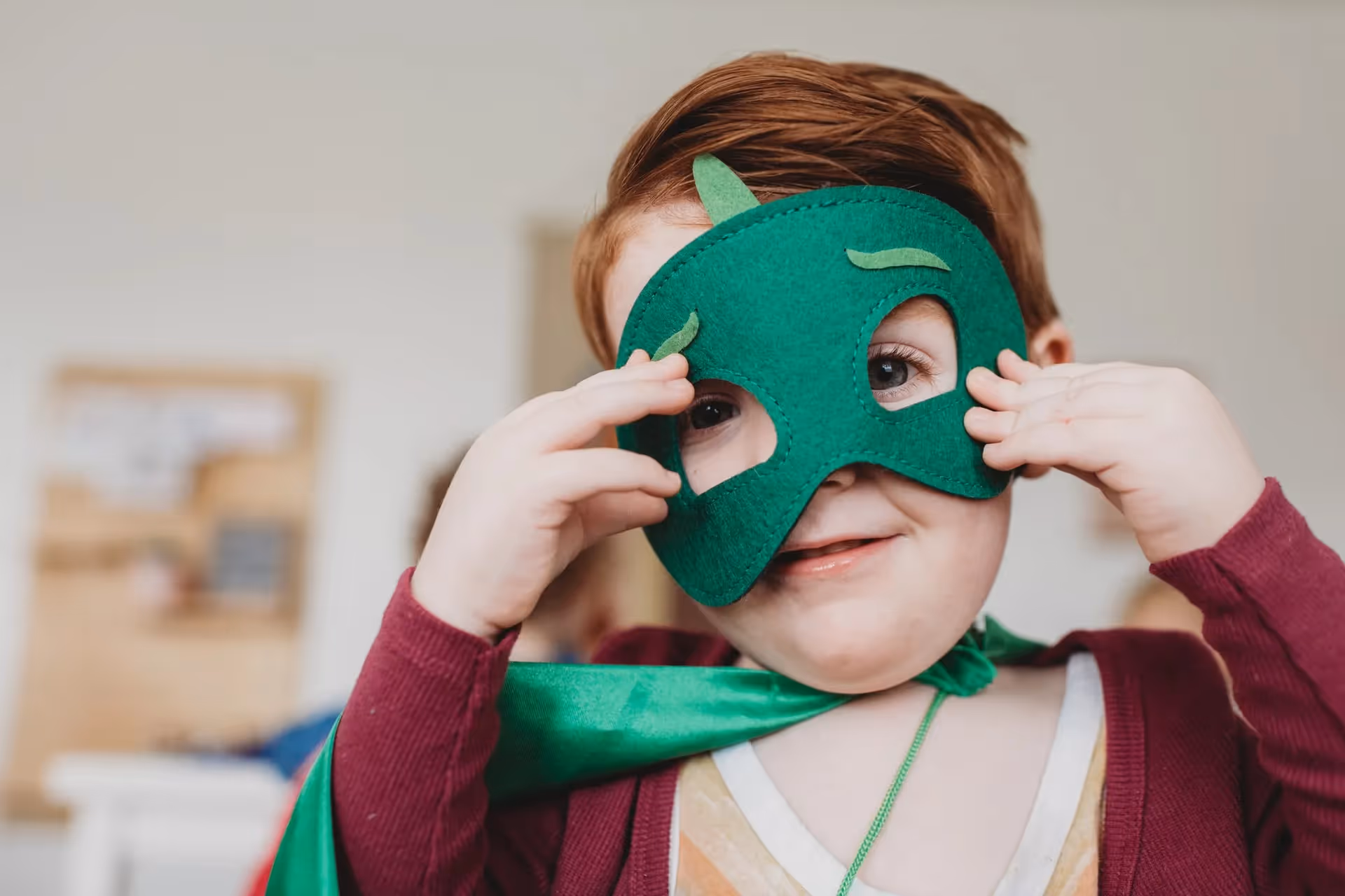 barn med mask - maskeradkläder för barn