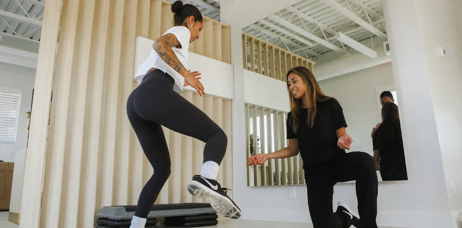 A doctor of physical therapy working one-on-one with a patient during a full-hour session in a bright, welcoming clinic setting.