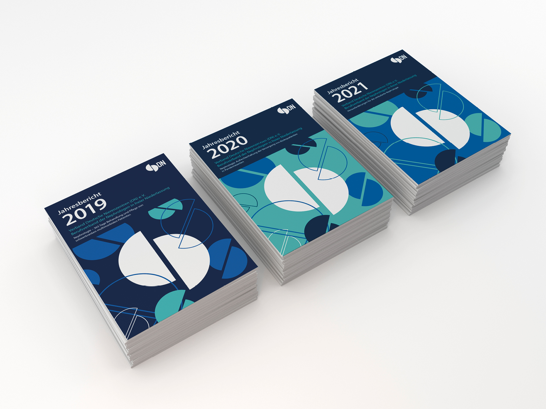 Drei gestapelte Jahresberichte der Jahre 2019, 2020 und 2021 des Verbands Deutsche Nierentherapeuten (VDN) mit abstraktem, geometrischem Design in Blau- und Grüntönen auf weißen Hintergründen.
