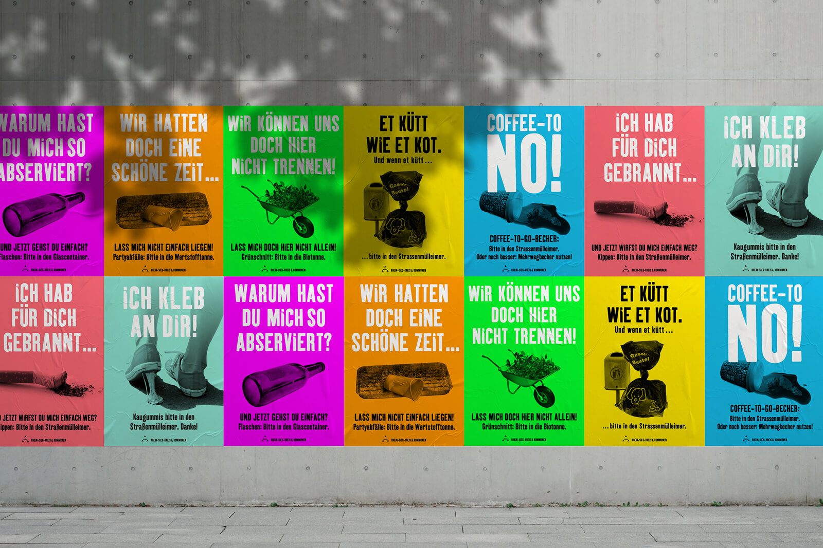 Eine Wand mit zwei Reihen von je sechs bunten Postern mit deutschen Slogans zur Mülltrennung und Abfallvermeidung, darunter Bilder von einer Flasche, einem Partybecher auf einem Holzbrett, einer Schubkarre mit Grünzeug, einem Hundekotbeutel, einem umgefallenen Coffee-to-go-Becher, einem Zigarettenstummel und Schuhen, die Kaugummi zerdrücken, alle mit Appellen, Abfälle richtig zu entsorgen.