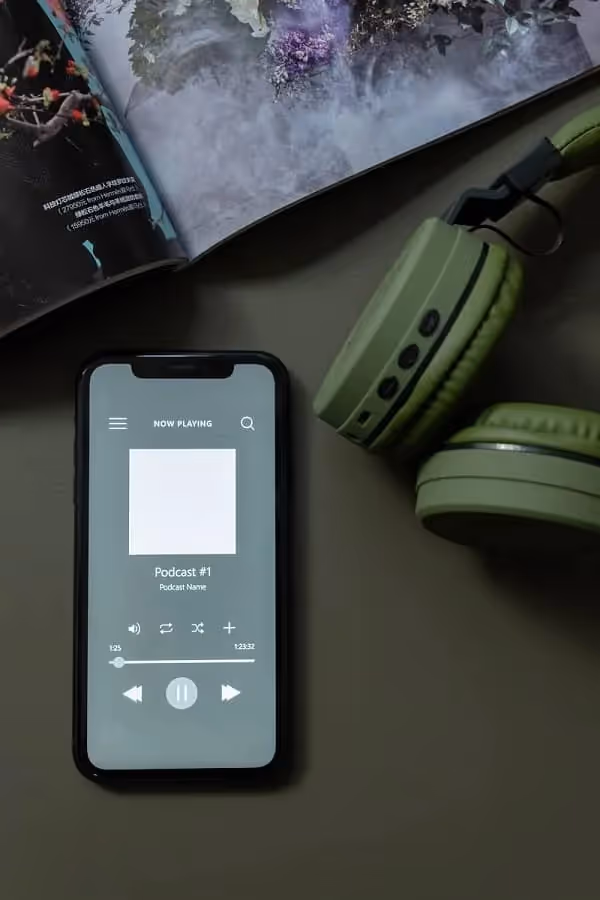 iphone qui montre sur son écran un podcast qui est en mode "play"