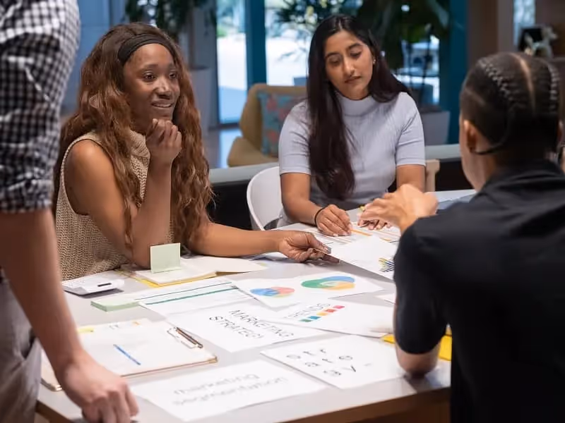 groupe de collaborateurs en réunion qui discutent sur le prix des formations CPF