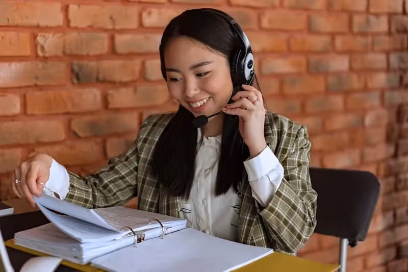 femme en appel qui regarde un document en même temps