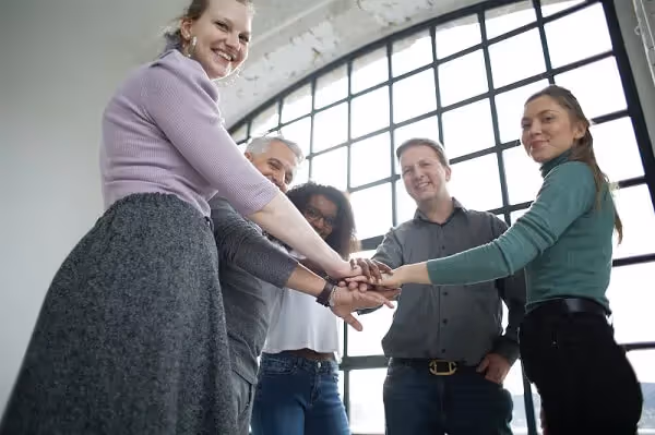 groupe de collègues se motivant les uns et les autres