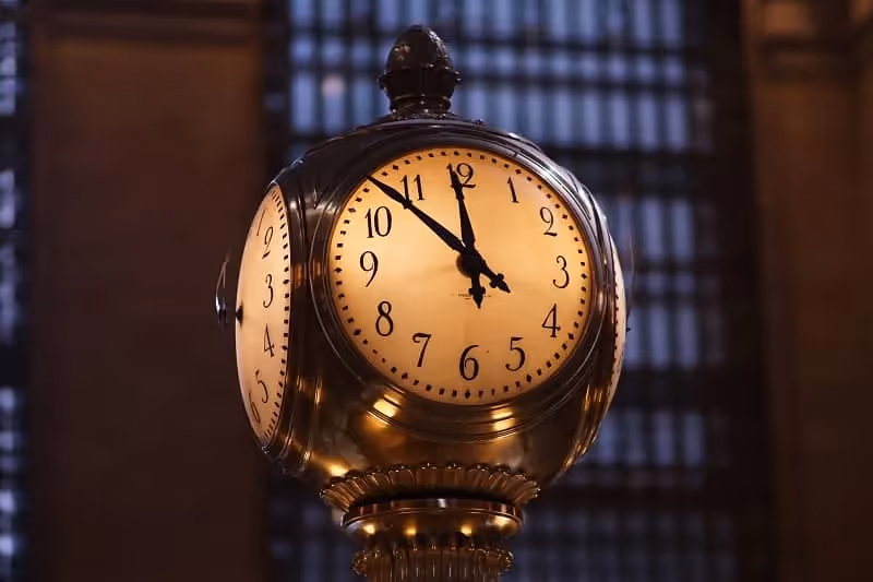 lampadaire horloge allumé en pleine nuit