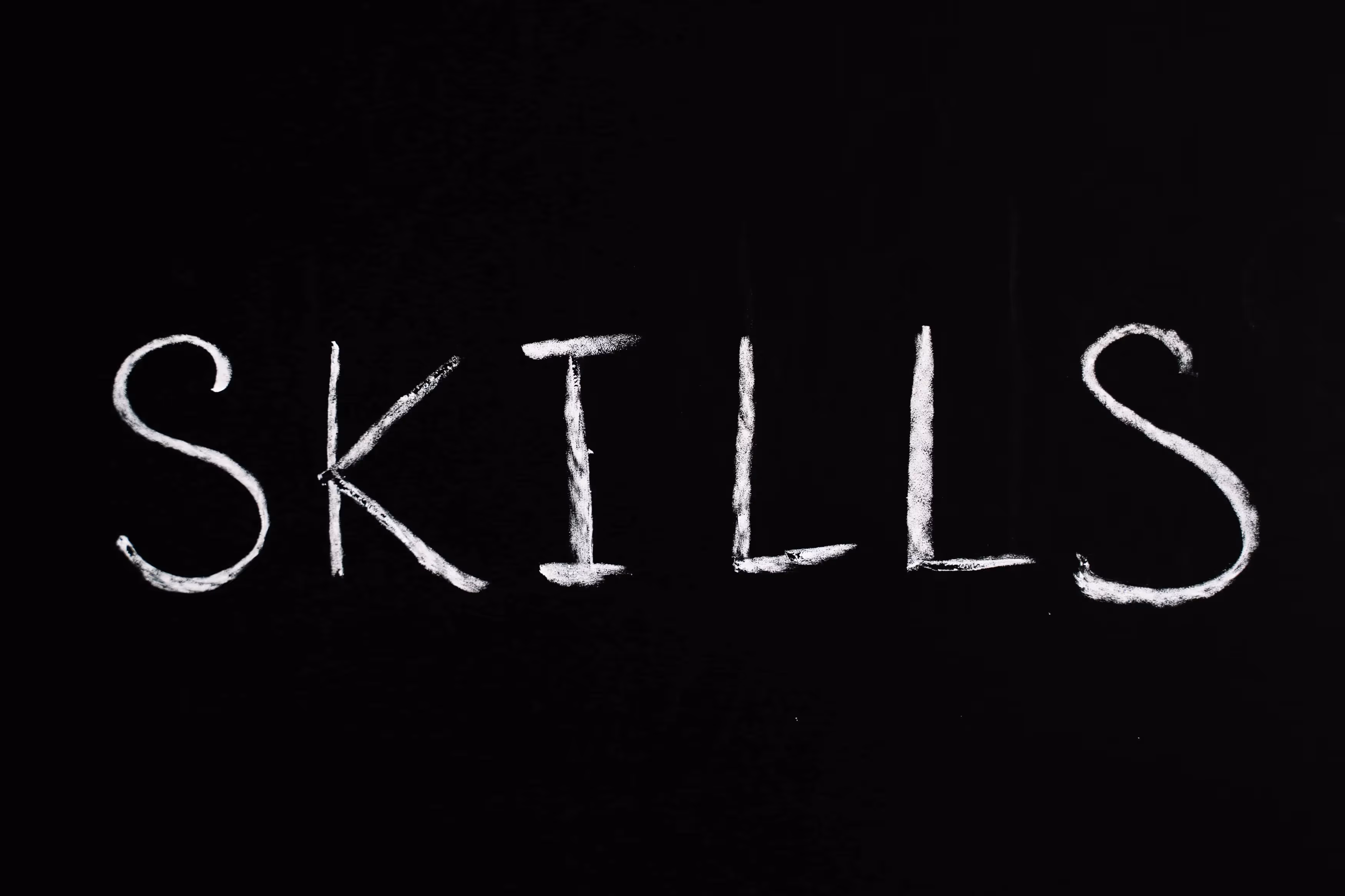 mot anglais "skills" qui signifie "compétences" en français écrit en blanc sur fond noir