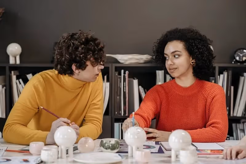 collègues qui discutent d'un sujet sérieux