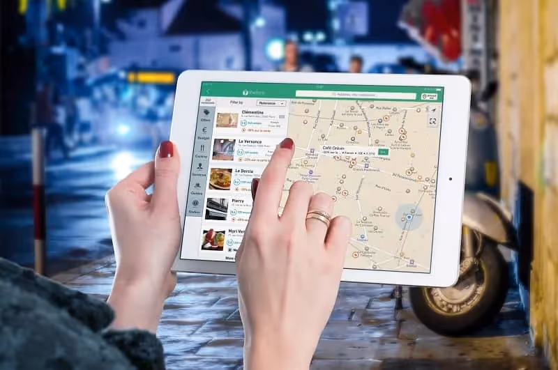 personne utilisant son GPS sur une tablette tactile