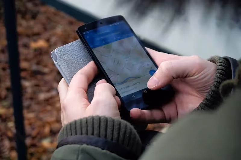 personne qui utilise son téléphone en GPS