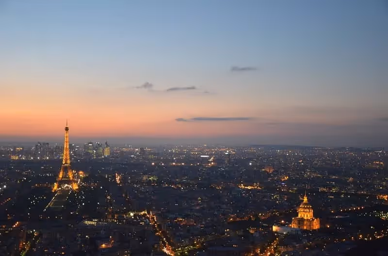 vue du ciel de Paris avec la tour Eiffel allumée