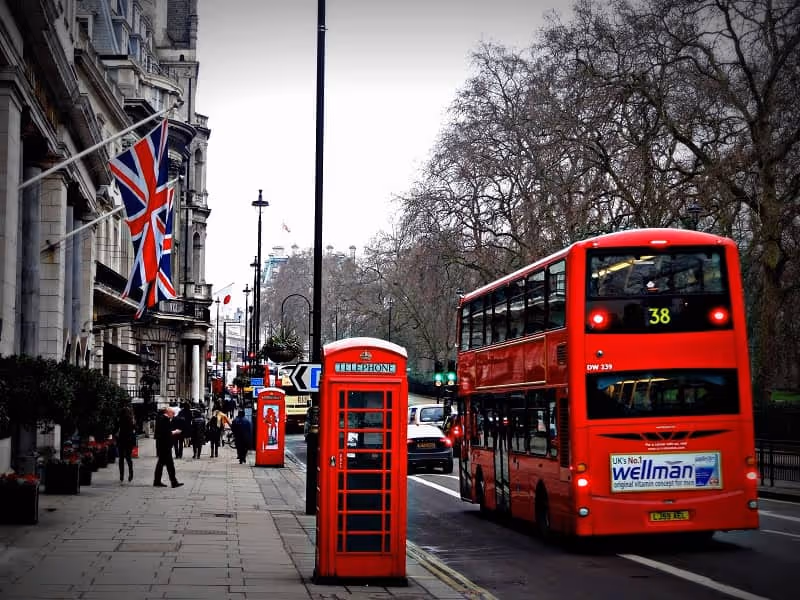 Londres avec le bus rouge et la cabine téléphonique rougeg