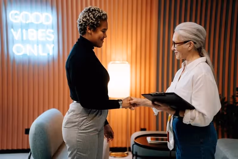 femme qui se serrent la main pour se dire au revoir après un entretien d'embauche
