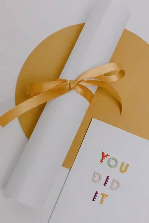 feuille avec écrit "you did it !" et diplôme