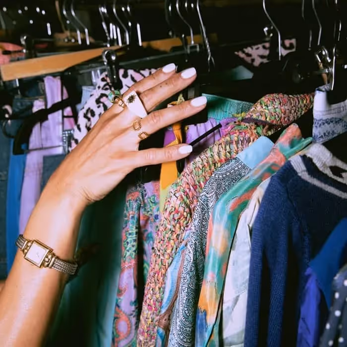 main qui regarde et touche des vêtements