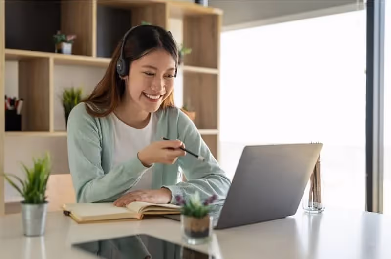 jeune femme suit un cours d'anglais en ligne