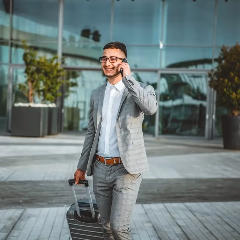 Homme avec valise en voyage d'affaire