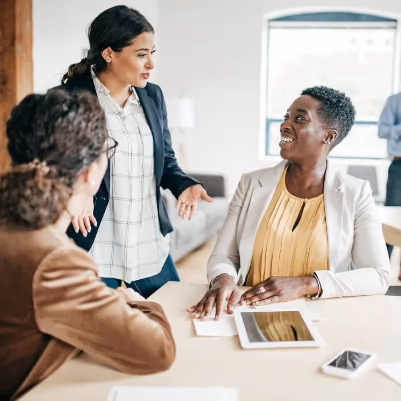 équipe de collaborateurs en pleine réunuion